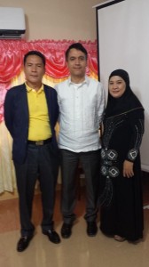 Asif sammen med en representant for det lokale folkevalgte regionsstyret og hans kone.