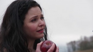 Snow-White-holding-the-Evil-Queens-Apple-An-Apple-Red-as-Blood-s01e21